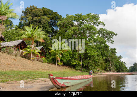 River canoe moored at the banks of Suriname River at Danpaati Lodge, Upper Suriname Stock Photo