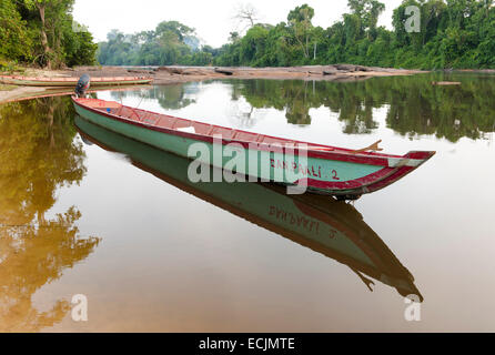 River canoe moored at the banks of Suriname River at Danpaati Lodge, Upper Suriname Stock Photo