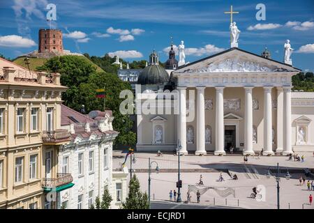 Lithuania (Baltic States), Vilnius, historical center, listed as World Heritage by UNESCO, Gedimino's avenue with a view of the clock tower in front of Saint Stanislaus Cathedral, Katedros Aikste and Gediminas' tower of the upper castle Stock Photo