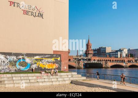 Germany, Berlin, East Berlin, Friedrichshain, restaurant cafe Pirates along the Spree Stock Photo
