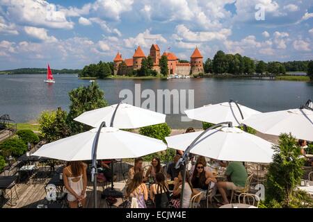 Lithuania (Baltic States), Vilnius County, Trakai Historical National Park, castle of Trakai Island (Salos Pilis) surrounded by Lake Galve Stock Photo