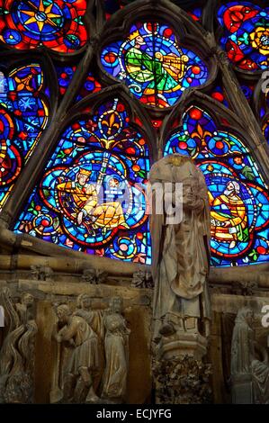 France, Marne, Reims, Notre Dame de Reims cathedral, listed as World Heritage by UNESCO, small rose window at the central portal Reverse of the western façade and the founder bishop Saint Nicaise beheaded in 408 by the Vandals on the doorstep of the cathe