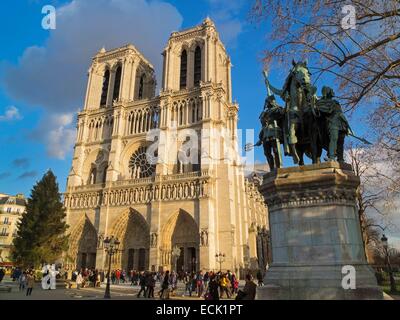 France, Paris, Ile de la Cité, Notre-Dame-de-Paris statue of Charlemagne in the parvis Stock Photo