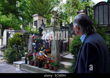 France, Paris, the Pere-Lachaise cemetery, the grave of Frederic Chopin and his mourner Stock Photo