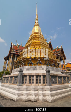 Vertical view of a golden chedi infront of the Royal Pantheon at the Grand Palace in Bangkok. Stock Photo