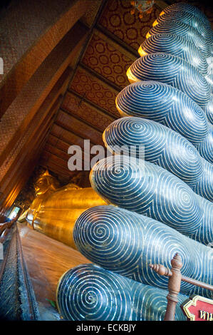 Vertical view of Phra Buddhasaiyas, the reclining Buddha at Wat Pho in Bangkok. Stock Photo