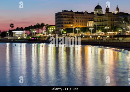 France, Var, Saint Raphael, beach of Veillat, seasonal night market on the promenade des Bains Stock Photo