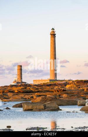 France, Manche, Cotentin, Gatteville le Phare or Gatteville Phare, Gatteville lighthouse or Gatteville Barfleur lighthouse and the semaphore at the tip of Barfleur Stock Photo