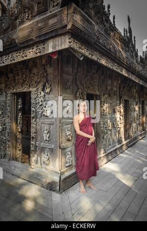 Myanmar (Burma), Mandalay Division, Mandalay, Shwe Nandaw Kyaung monastery, Burmese monk Stock Photo