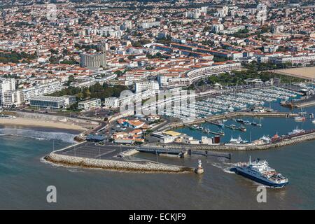 France, Charente Maritime, Royan, ferry leaving the port, the town and Notre Dame church (aerial view) Stock Photo