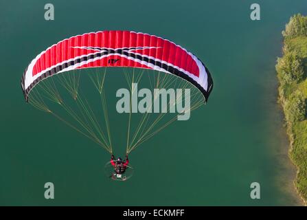 France, Eure, Bouafles, Jens in flight over a sandpit of the Seine, ITV Boxer paragliding, Mikalight R80 paramotor (aerial view) Stock Photo