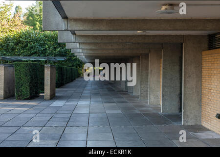 Covered walkway around the quadrangle, St Catherine's College, Oxford, built in 1962 and designed by Arne Jacobsen. Stock Photo