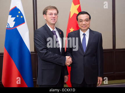 Belgrade, Serbia. 16th Dec, 2014. Chinese Premier Li Keqiang (R) meets with Slovenian Prime Minister Miro Cerar in Belgrade, Serbia, on Dec. 16, 2014. © Huang Jingwen/Xinhua/Alamy Live News Stock Photo