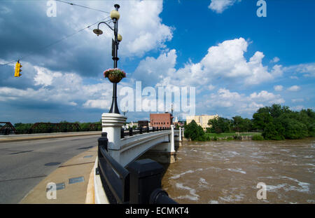 Zanesville Ohio famous Y Bridge three-way traffic over Muskingum River built in 1814 and restored in 1814 ands 1984.  Only Y bri Stock Photo