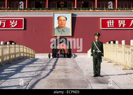 Military stands guard in front of Tiananmen, Gate of Heavenly Peace, entrance to the Imperial City, Forbidden City in Beijing, C Stock Photo