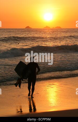 Rio de Janeiro, Brazil, 17th December, 2014. Weather in Rio: another glorious sunset in Arpoador Beach, as summer approaches. Credit:  Maria Adelaide Silva/Alamy Live News Stock Photo