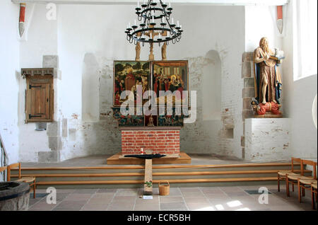 Marien-Krönungsaltar von St. Johannis in Nieblum. Das ist eine evangelisch-lutherische Kirche in Nieblum auf der nordfriesischen Insel Föhr. Man nennt sie auch Friesendom. Die Kirche St. Johannis ist der älteste und größte Kirchenbau der Insel. Sie wurde in der ersten Hälfte des 13. Jahrhunderts erbaut. Der fünfflügelige Altar aus dem Jahr 1487 ist ein Marien-Krönungs-Altar im spätgotischen Sti mit bemerkenswerten Ölgemälden auf den Flügelaußenseiten, die Szenen aus dem Leben des Kirchenpatrons Johannes des Täufers zeigen. Die Kirche liegt inmitten eines Kirchfriedhofs. Der die ebene Landscha Stock Photo
