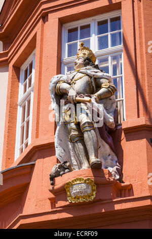 FIGURE AT THE FACADE OF GUTENBERG MUSEUM, MUSEUM OF PRINTING, OLD TOWN, MAINZ, RHINELAND-PALATINATE, GERMANY Stock Photo