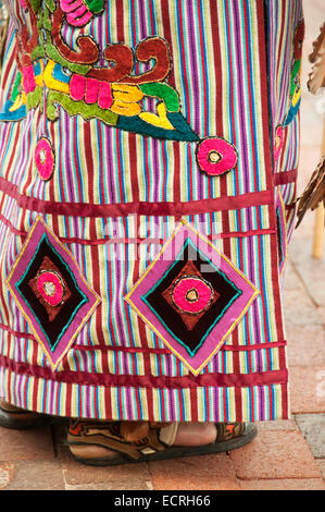 Native American Indian dress costume feathers Stock Photo - Alamy