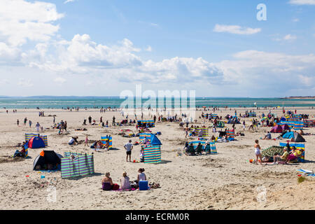 PEOPLE AT THE BEACH, WEST WITTERING, CHICHESTER, SUSSEX, ENGLAND, GREAT BRITAIN Stock Photo