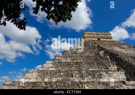 Pyramid of Kukulkan, The Castle, Mayan ruins of Chichen Itza, Mayan Riviera, Yucatan Peninsula, Mexico Stock Photo
