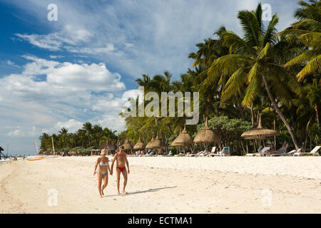 Mauritius, Flic en Flac, couple walking on beach at La Pirogue Hotel Stock Photo