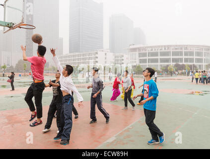 Students playing basketball in ZhengZhou, Henan, China Stock Photo