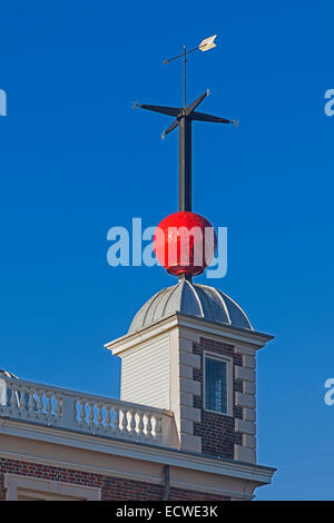 London, Greenwich  The Time Ball on top of Flamsteed House at the Royal Greenwich Observatory Stock Photo