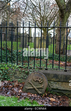 Skull and crossbones on a headstone in Greyfriars Kirkyard in Edinburgh, Scotland, UK. Stock Photo