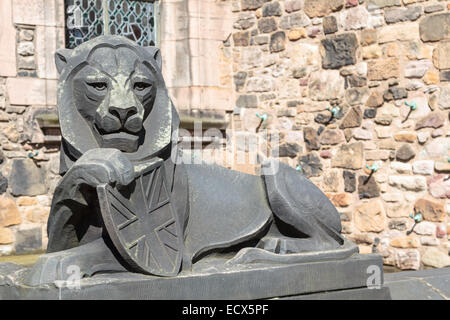 A stone lion sculpture at Edinburgh Castle carrying a shield with the union jack Stock Photo