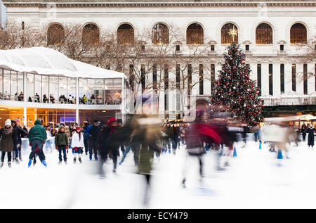 Skating in Bryant Park with the Public Library at the back, Manhattan, New York City, New York, United States Stock Photo