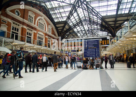 LONDON - OCTOBER 18TH: The interior of Liverpool street station on October 18th, 2014 in London, england, uk. Liverpool street i Stock Photo