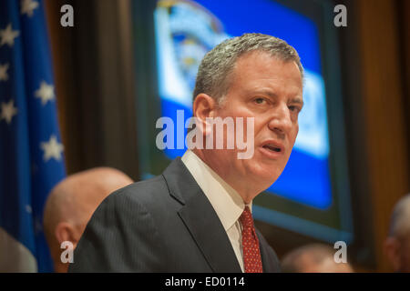 New York, NY, USA. 22nd Dec, 2014. New York Mayor Bill de Blasio briefs the media in One Police Plaza about the ongoing investigation of the assassination of two NYPD officers, Wenjian Liu and Rafael Ramos by Ismaaiyl Brinsley.  The officers were murdered in Brooklyn in their squad car by Brinsley allegedly in retaliation for the Eric Garner death. Brinsley killed himself in the subway during his attempted escape. Credit:  Richard Levine/Alamy Live News