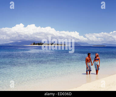 Young couple on tropical beach, Beachcomber Island Resort, Beachcomber Island, Mamanuca Islands, Viti Levu, Republic of Fiji Stock Photo