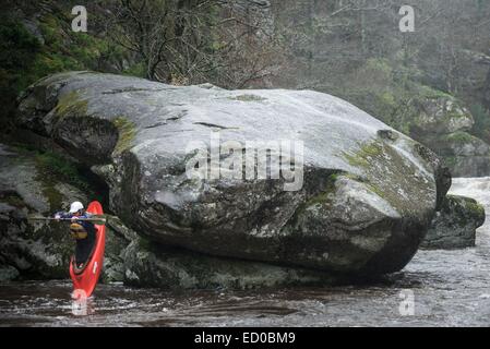 France, Finistere, Locunole, canoeing on the natural site of Roches du Diable Stock Photo