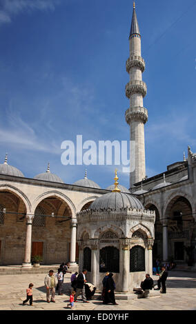 Muslims performing the ablutions at the beautiful fountain of Yeni Camii ('New Mosque'), Istanbul, Turkey. Stock Photo