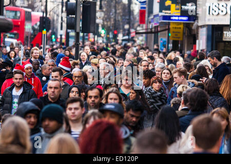 London, UK. 23rd Dec, 2014. Dubbed by retailers as the 'Golden Hour' thousands of shoppers use their lunch hour to do some last minute Christmas shopping in London's West End. PICTURED: Thousands of Christmas shoppers keep the retail bonanza going. Credit:  Paul Davey/Alamy Live News Stock Photo