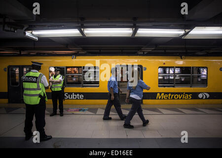 Buenos Aires, Argentina. 23rd Dec, 2014. Employees walk on a platform of the Buenos Aires Subway during a strike in Buenos Aires, Argentina, on Dec. 23, 2014. A strike which affected 6 lines in Buenos Aires was held there on Tuesday. © Martin Zabala/Xinhua/Alamy Live News Stock Photo