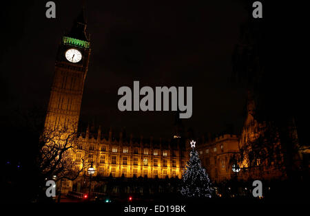 London, UK. 23rd Dec, 2014. Photo taken on Dec. 23, 2014 shows the Elizabeth Tower, or the Big Ben, in London, Britain. Credit:  Han Yan/Xinhua/Alamy Live News Stock Photo