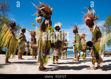 Melanesia, Papua New Guinea, Tufi. Traditional welcome sing-sing dance with villagers dressed in ornate tropical bird feathers. Stock Photo