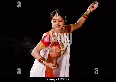 1 Bengali Housewife lady dance Durga Puja Stock Photo