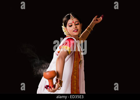 1 Bengali Housewife lady dance Durga Puja Stock Photo