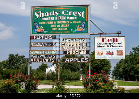 Illinois Arthur,Shady Crest Orchard & Farm Market,sign,produce,locally grown,Amish,IL140904037 Stock Photo