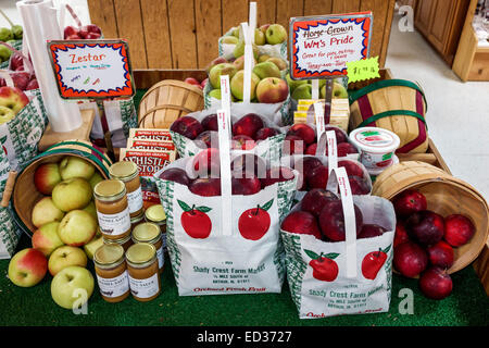 Illinois,Midwest,Arthur,Shady Crest Orchard & and Farm Market,produce,locally grown,sale,apples,visitors travel traveling tour tourist tourism landmar Stock Photo