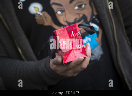 Tehran, Iran. 25th Dec, 2014. December 25, 2014 - Tehran, Iran - An Iranian-christian man carrying a gift bag while New Year shopping in Tehran's business district. Morteza Nikoubazl/ZUMAPRESS Credit:  Morteza Nikoubazl/ZUMA Wire/Alamy Live News Stock Photo