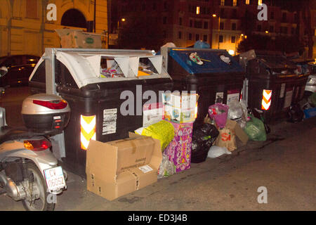 Rome Italy. 25th December 2014. Christmas  boxes  and wrappings waste  left  at street bin collection points Credit:  amer ghazzal/Alamy Live News Stock Photo