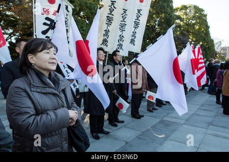 Thousands of Japanese people, including right-wing nationalists, come every year to greet their Emperor on the day of his birthday. Emperor Akihito, accompanied by Empress Michiko and all the members of his family, appears several times in a large window of the Imperial Palace to give his speech. While other people greeted the Emperor silently by waving little Japanese flags, nationalists sang the national anthem and screemed 'Banzai' to demonstrate their affilitation. © Martin Hladik/AFLO/Alamy Live News Stock Photo