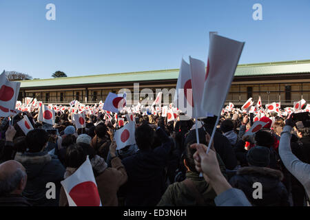 Thousands of Japanese people, including right-wing nationalists, come every year to greet their Emperor on the day of his birthday. Emperor Akihito, accompanied by Empress Michiko and all the members of his family, appears several times in a large window of the Imperial Palace to give his speech. While other people greeted the Emperor silently by waving little Japanese flags, nationalists sang the national anthem and screemed 'Banzai' to demonstrate their affilitation. © Martin Hladik/AFLO/Alamy Live News Stock Photo