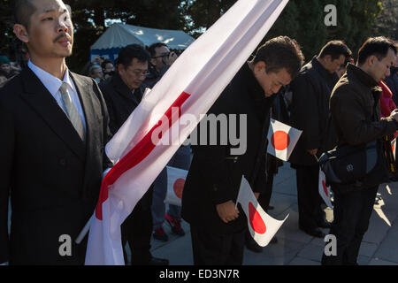 Thousands of Japanese people, including right-wing nationalists, come every year to greet their Emperor on the day of his birthday. Emperor Akihito, accompanied by Empress Michiko and all the members of his family, appears several times in a large window of the Imperial Palace to give his speech. While other people greeted the Emperor silently by waving little Japanese flags, nationalists sang the national anthem and screemed 'Banzai' to demonstrate their affilitation. © Martin Hladik/AFLO/Alamy Live News Stock Photo