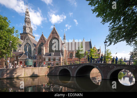 Amsterdam De Oude Kerk, The Old Church with Oudekerksbrug (Old Church Bridge) and Oudezijds Voorburgwal Canal. Stock Photo